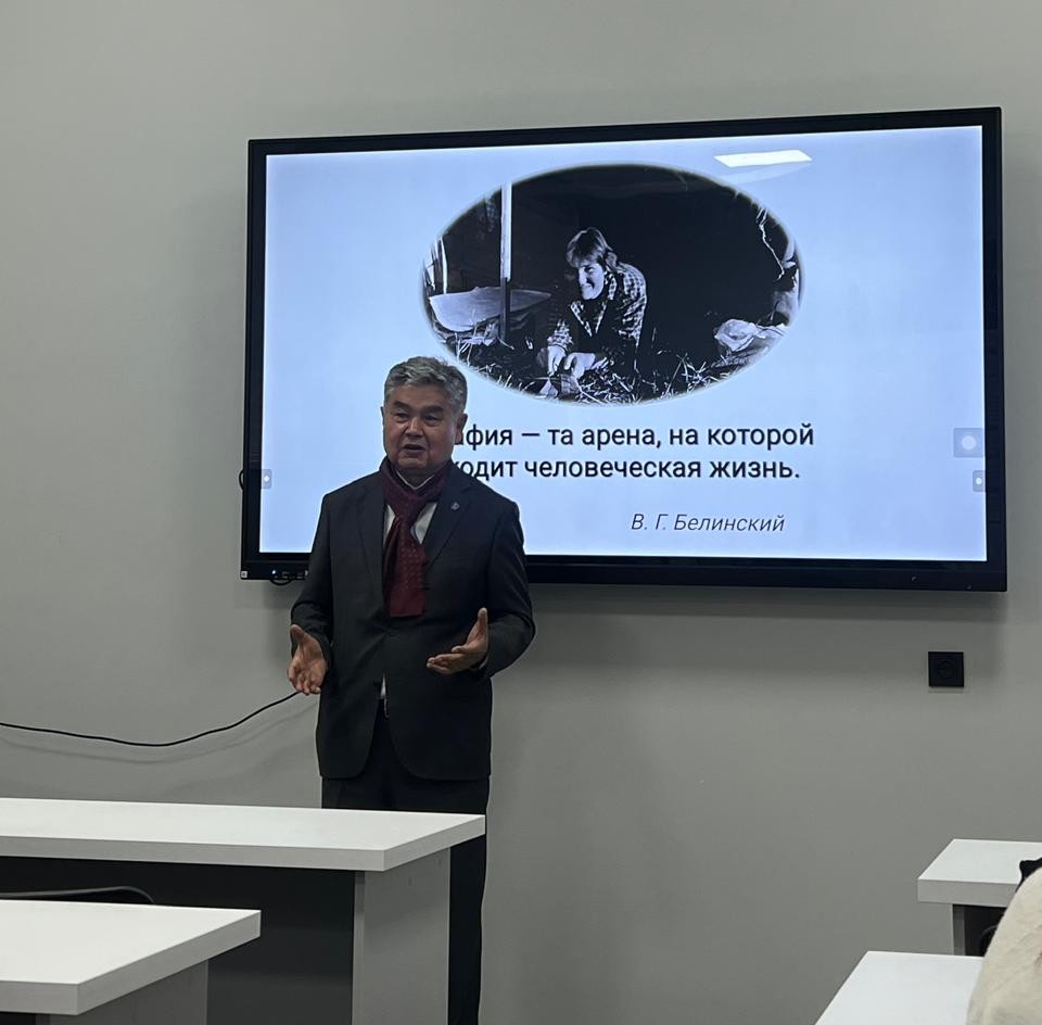 "География және су қауіпсіздігі институты" АҚ басқарма төрағасы Медеу Ақметқал Рахметоллаұлы география, жерге орналастыру және кадастр кафедрасының География БББ студенттерімен кездесу өткізді.